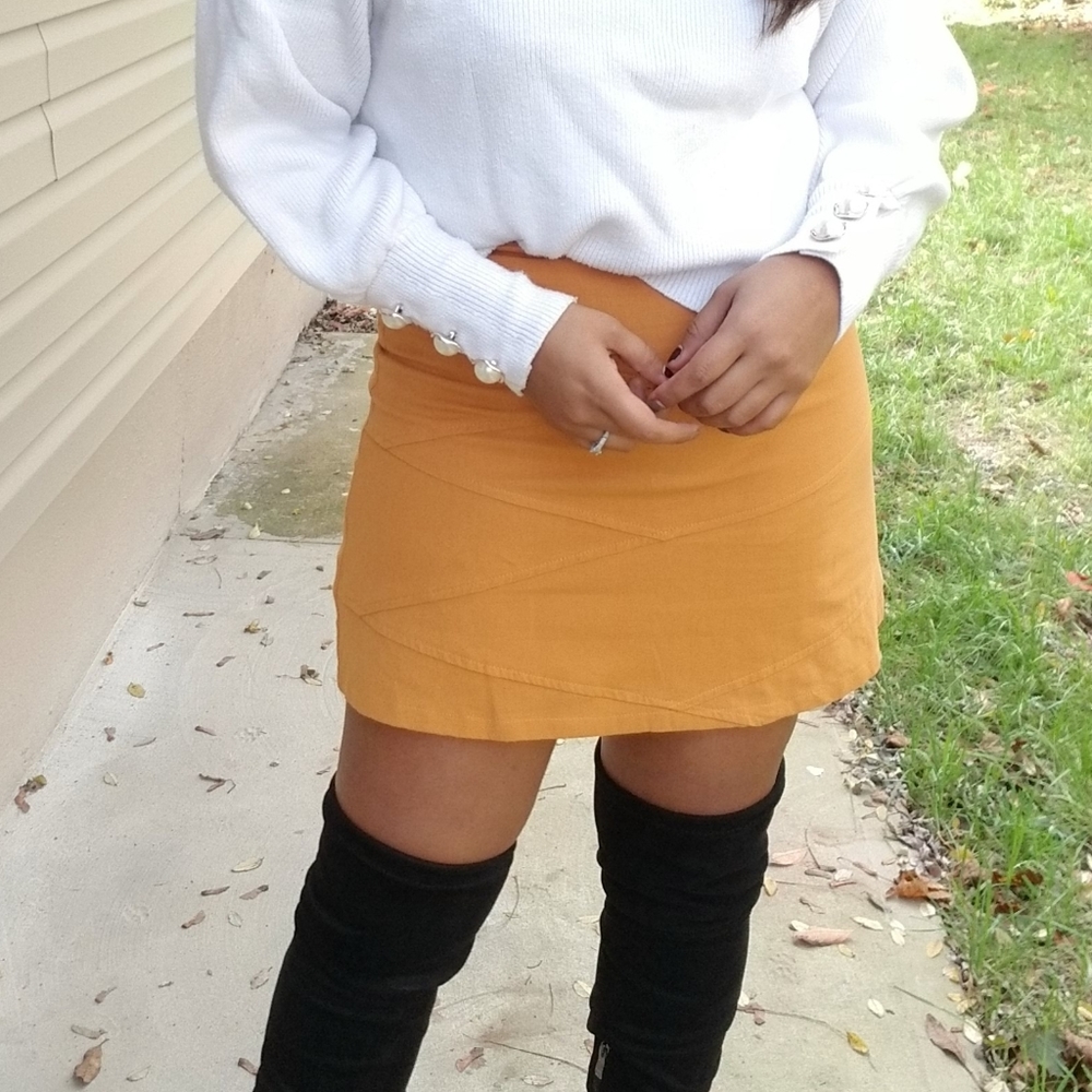 GOLDEN HOUR YELLOW TEXTURED MINI SKIRT - Picture 4 of 9